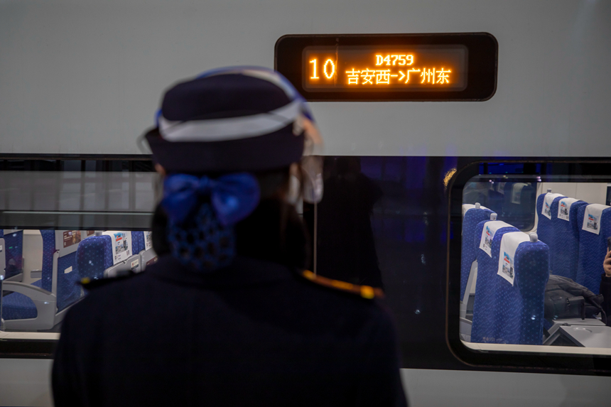 1月27日凌晨，D4759次列车即将发车。邹阳摄