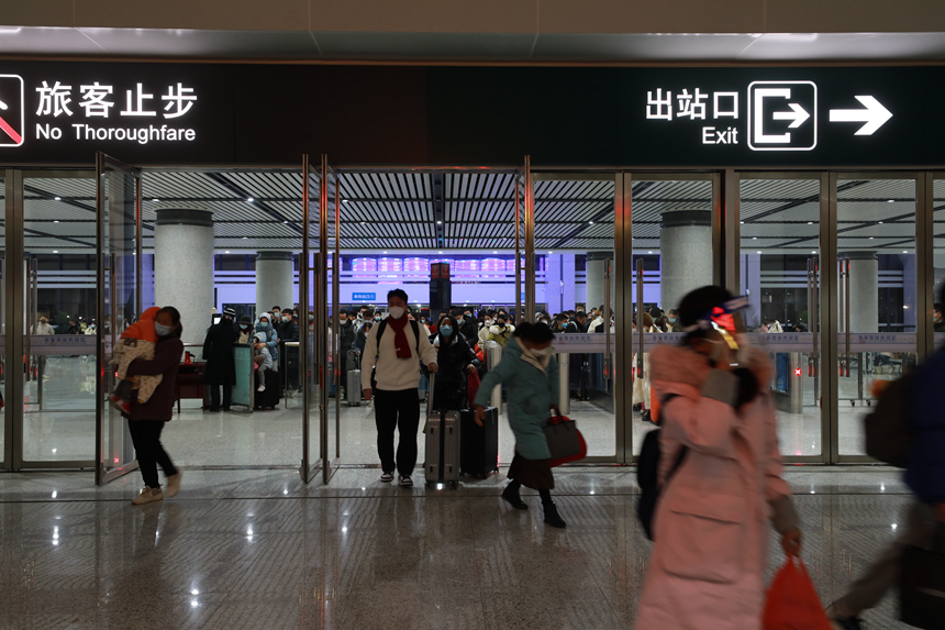 1月27日凌晨，旅客验证进站。邹阳摄