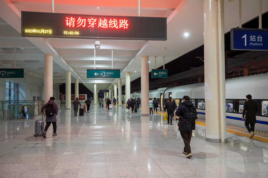 1月27日凌晨，旅客正在前往各自车厢乘车。邹阳摄