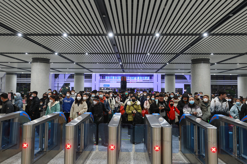 1月27日凌晨，夜间高铁即将开始检票，旅客有序排队准备验票乘车。邹阳摄