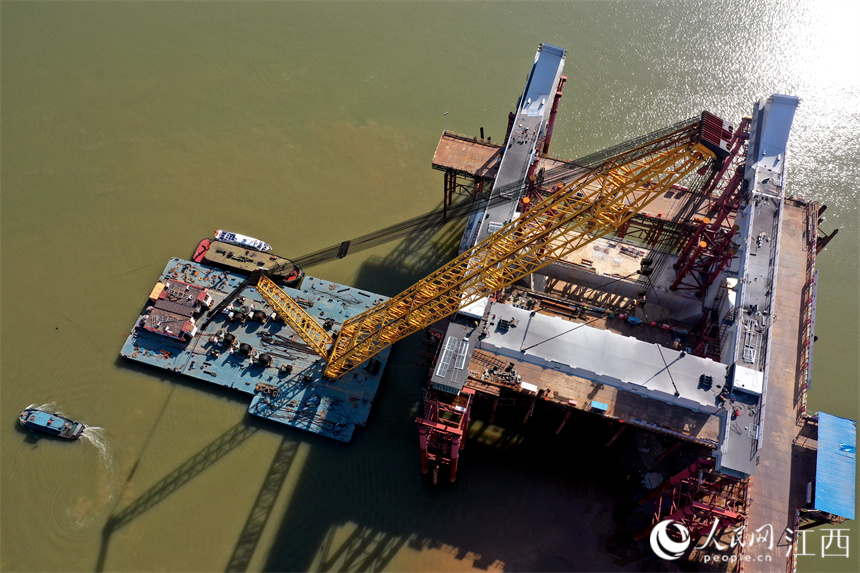江西南昌横跨赣江的复兴大桥正在施工中。 人民网 时雨摄