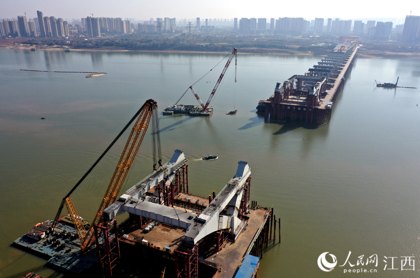 江西南昌橫跨贛江的復興大橋正在施工中。 人民網 時雨攝