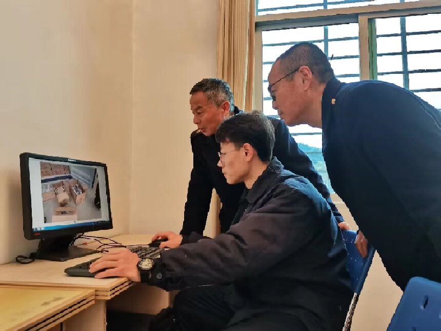 趙峰峰和師傅們正在審核正面清單、磅單、裝箱照片資料。李英攝