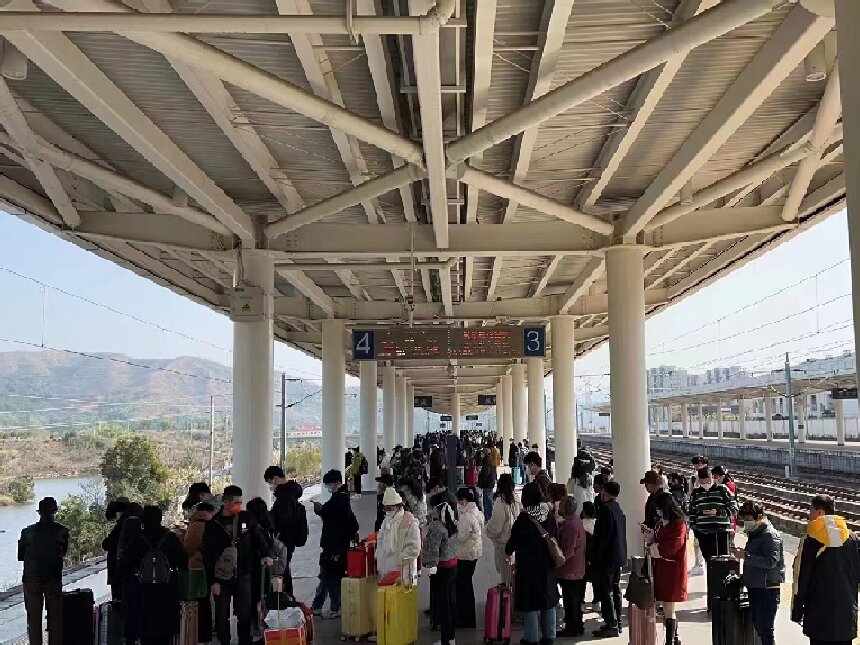 中国铁路南昌局集团有限公司南平车务段延平站迎来节后返程客流高峰。杨丹平摄