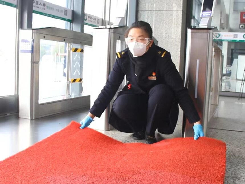 黄晓翠正在铺设防滑地垫。杨丹平摄