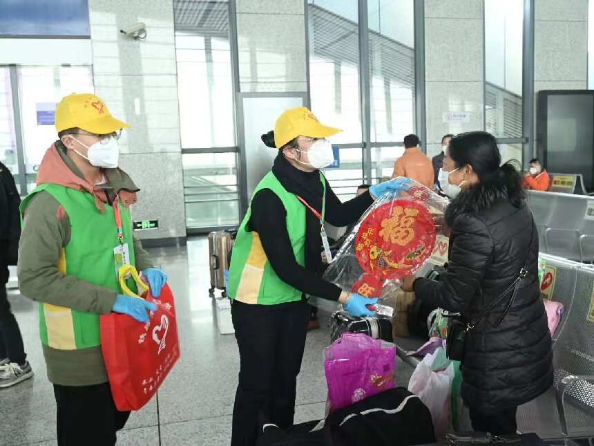 黄晓翠带领青年志愿者为旅客送上新年祝福。杨丹平摄