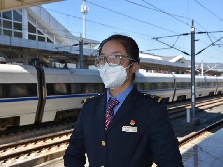 黄晓翠目送列车安全驶离。赵海敏摄