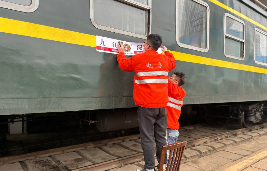 中国铁路南昌局集团公司福州电务段职工在更换列车始发到站标识。何尚武摄