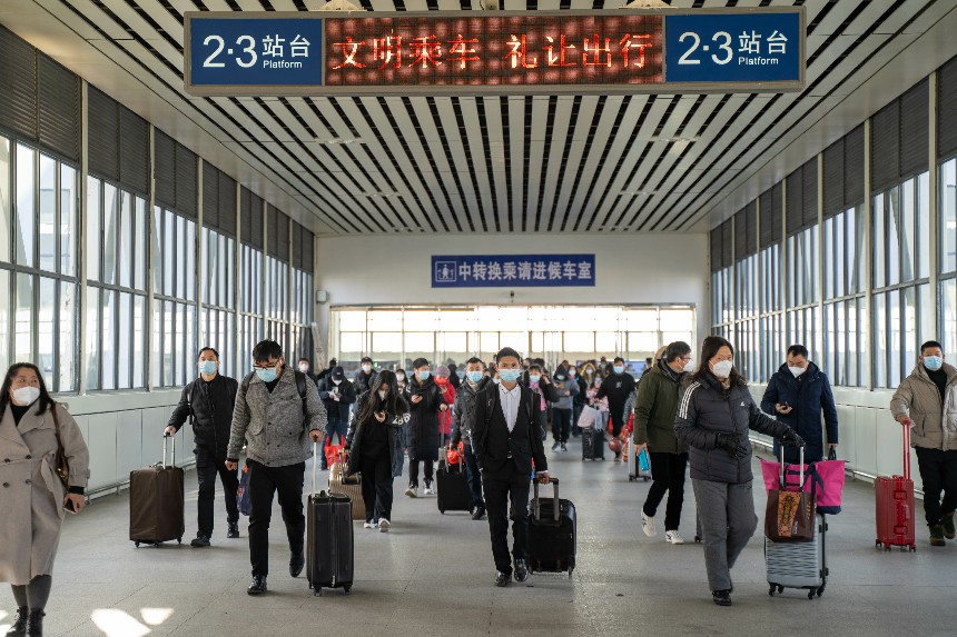 江西鹰潭北站，旅客有序通过天桥前往乘车。吴亮萌浩摄