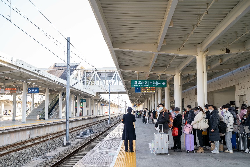 江西鹰潭北站，旅客正排队等待高铁进站。吴亮萌浩 摄