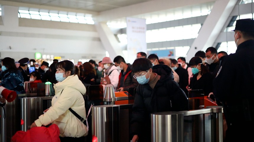 江西鹰潭北站，旅客正在有序通过检票闸机。蔡紫妍摄