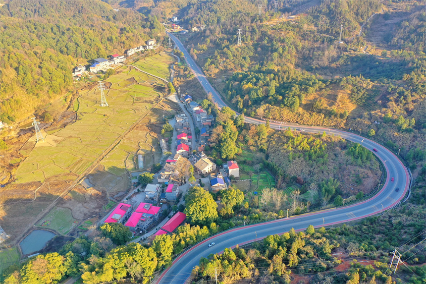 旅游公路穿村而过，色彩斑斓，景美如画。许安萍摄