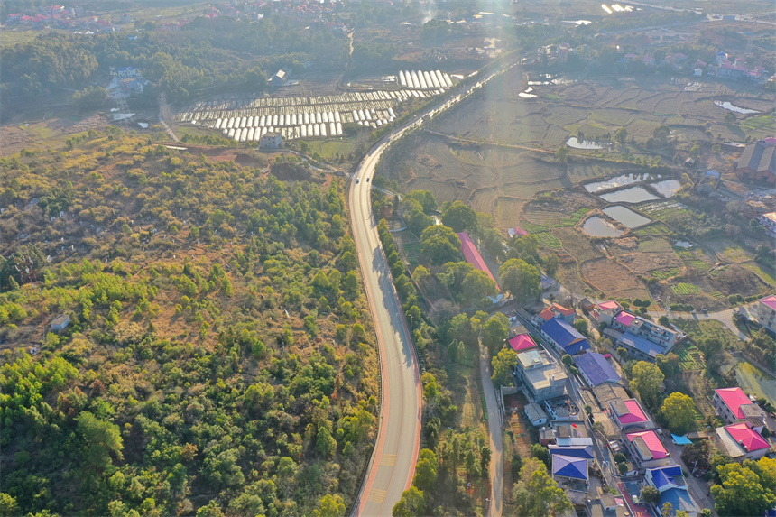 旅游公路穿村而过，色彩斑斓，景美如画。许安萍摄
