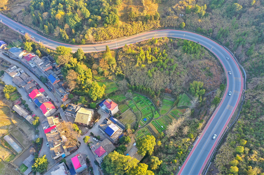 旅游公路穿村而过，色彩斑斓，景美如画。许安萍摄