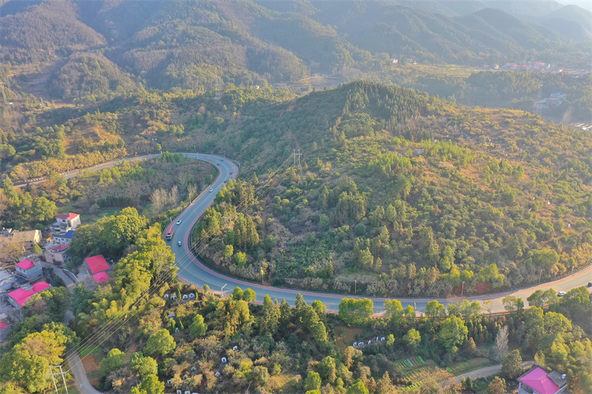 旅游公路穿村而过，色彩斑斓，景美如画。许安萍摄