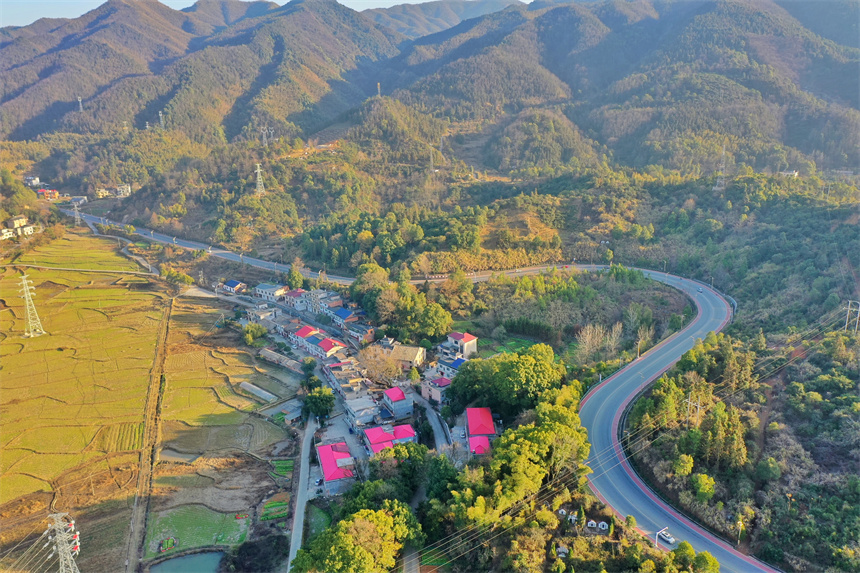 旅游公路穿村而过，色彩斑斓，景美如画。许安萍摄