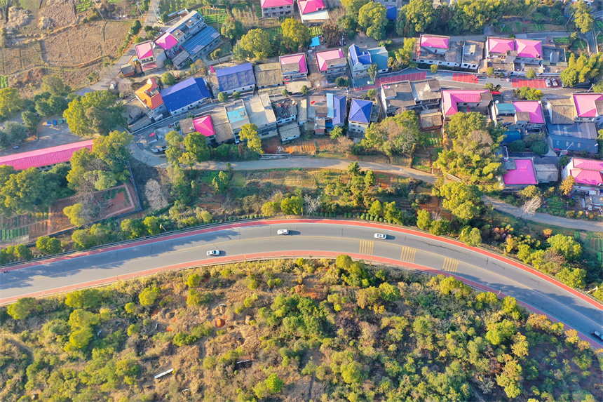 旅游公路穿村而过，色彩斑斓，景美如画。许安萍摄