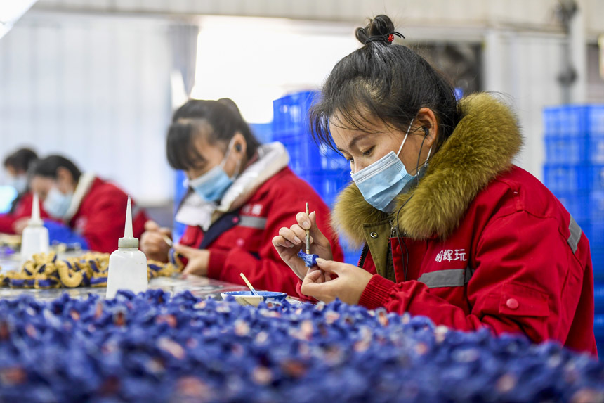 上高县翰堂镇下山村明辉玩具厂车间内，工人们正在赶制一批出口海外的玩具产品。周亮摄