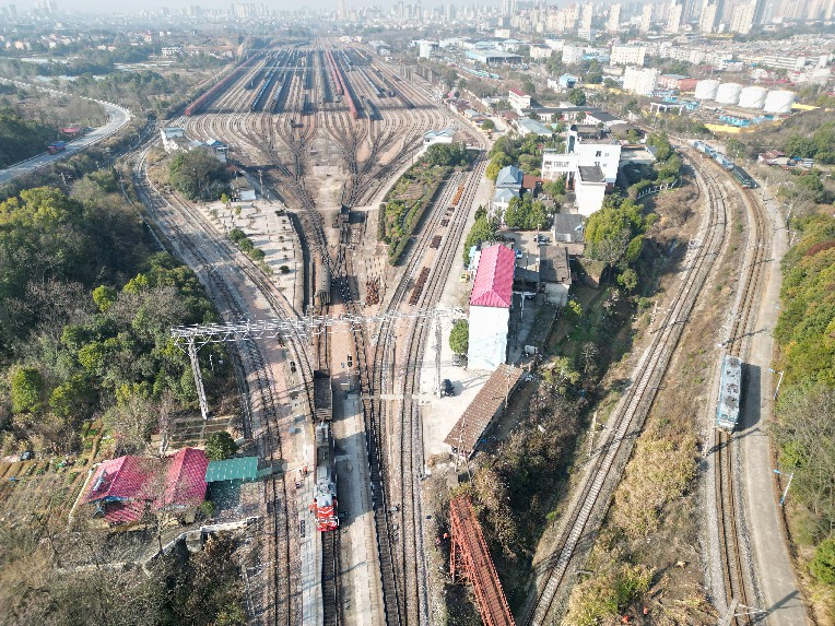 2023年1月28日，江西鹰潭铁路编组站的编组场里，一列到达的货物列车正在进行驼峰解体作业，将装有不同方向的车辆依次拆接分开，等待重新编组成列。肖钰康摄