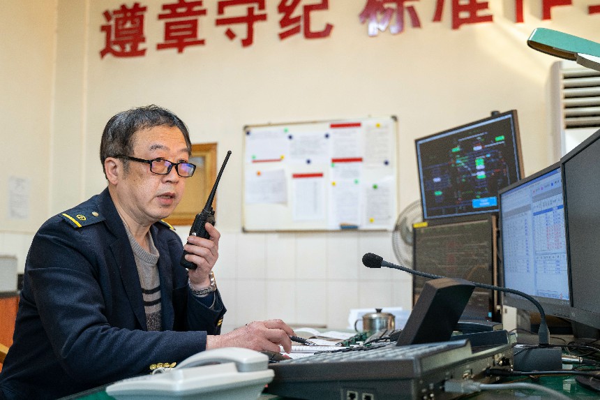 鹰潭车站峰尾车间调车区长正在指挥现场调车作业，为货运列车编组、出发做准备。吴亮萌浩摄