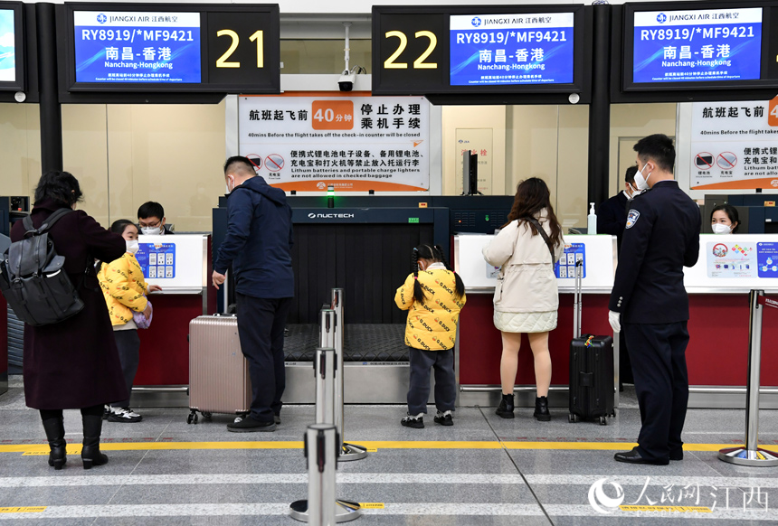 搭乘首趟南昌-香港直飛航班的旅客正在值機。人民網 時雨攝