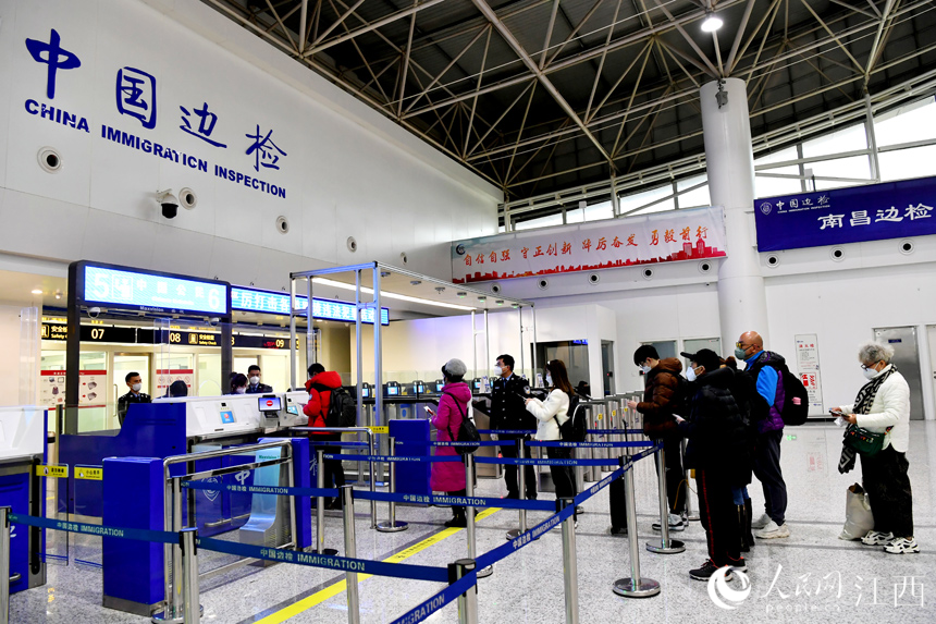 搭乘首趟南昌-香港直飛航班的旅客正准備通過邊檢通道。人民網 時雨攝
