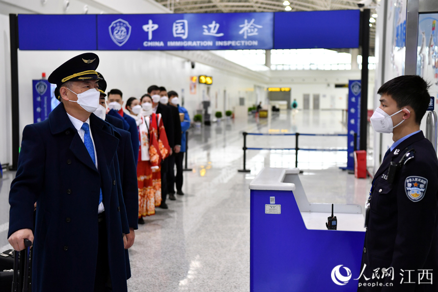 執飛首趟南昌-香港直飛航班的機組人員准備登機。人民網 時雨攝