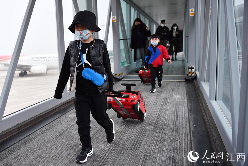 旅客正在登機，從南昌直飛香港。人民網 時雨攝