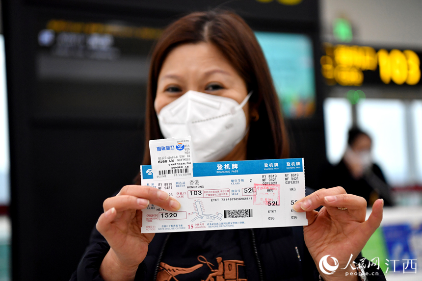 一名旅客展示南昌-香港的登機牌。人民網 時雨攝