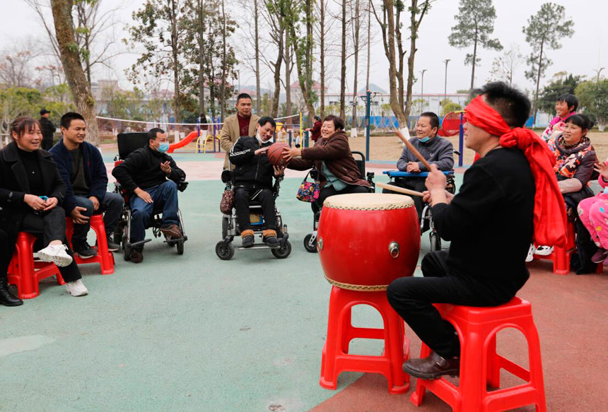 江西东乡举行残疾人趣味运动会，帮助残疾人融入社会大家庭。黄晏霖摄