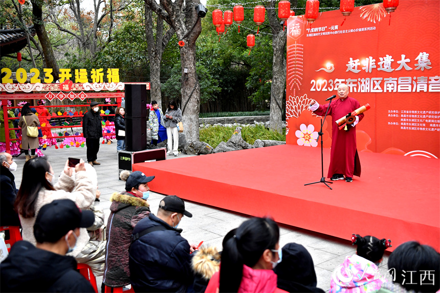 舞台上上演着国家级非遗、以“南昌官话”为基础的清音剧目。 人民网 时雨摄
