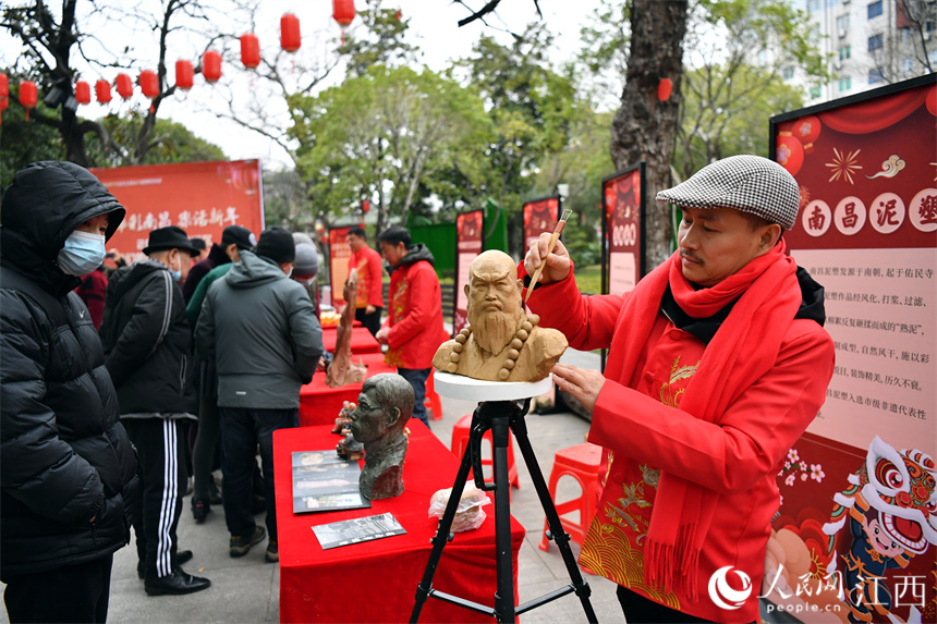 非遺傳承人在現場進行技藝展示。 人民網 時雨攝