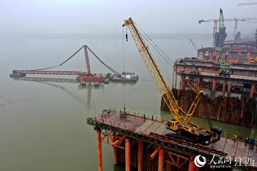 元宵節當天，航拍洪州大橋施工現場。 人民網 時雨攝
