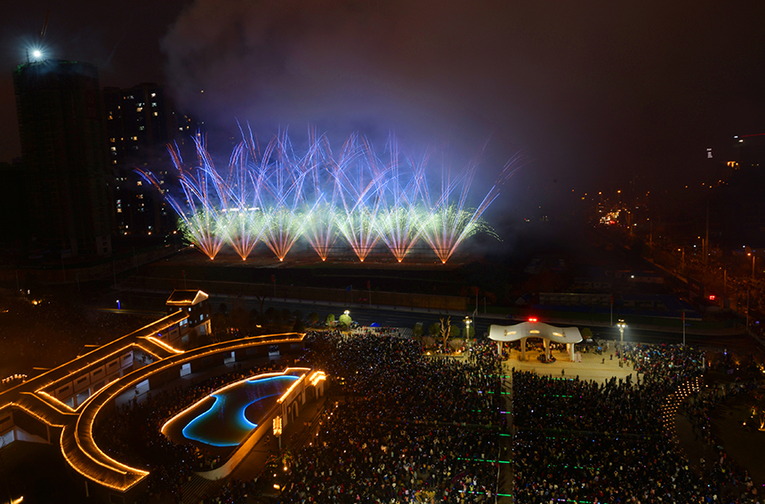 定南县元宵节焰火燃放晚会圆满“绽放”。詹继成摄