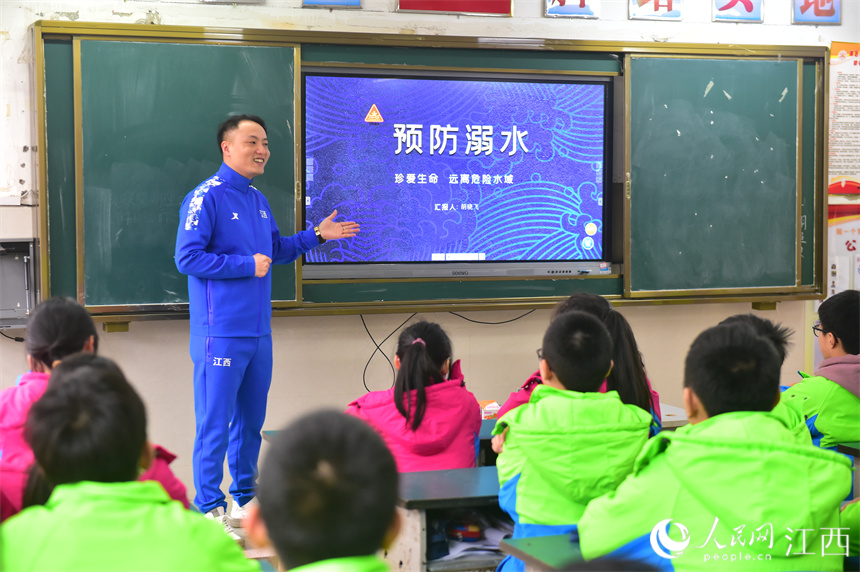 南昌东湖区的育新学校教育集团，专业游泳运动员为学生们讲解防溺水的知识。 人民网 时雨摄