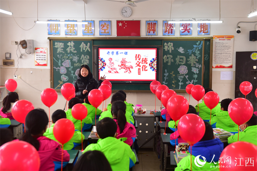 南昌东湖区的育新学校教育集团，老师指导同学们进行剪纸，感受传统文化魅力。人民网 时雨摄