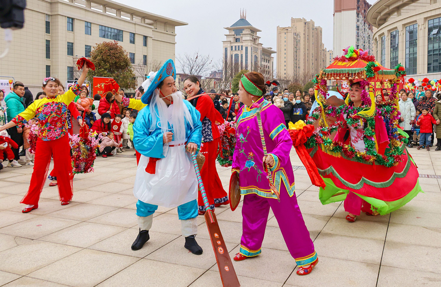 2月2日，江西省宜春市上高县文化广场，演员正在表演省级非遗项目——十样景。陈旗海摄
