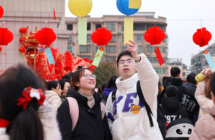 2月2日，江西省宜春市上高县文化广场，市民正在猜灯谜。陈旗海摄