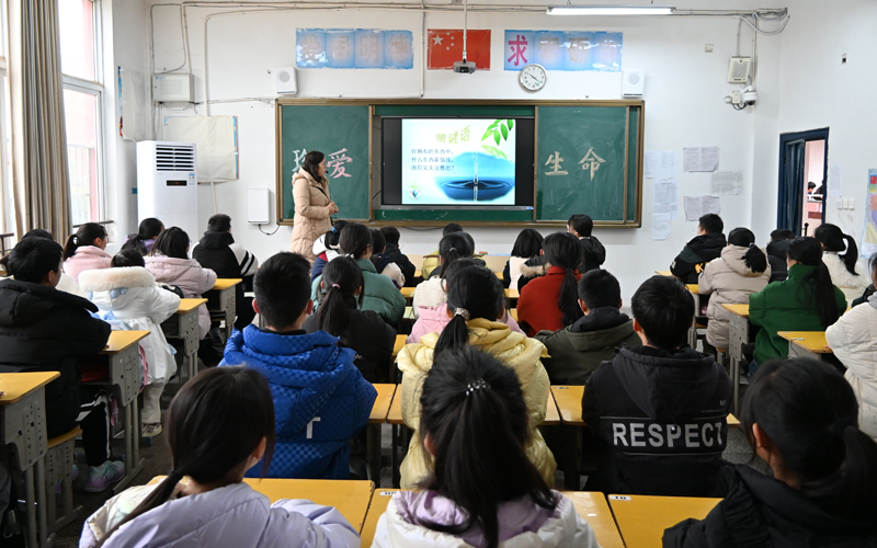 江西铅山县聚焦学生身心健康，各校开展了内容丰富的“开学第一课”活动 （朱晋 摄）