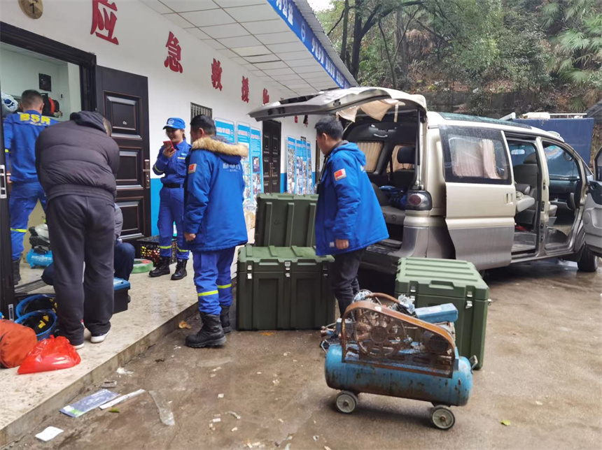 江西省人防蓝天救援队队员正在准备出行。江西省人防办供图