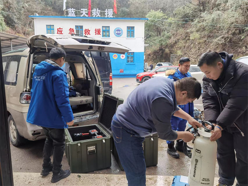 江西省人防蓝天救援队队员正在准备出行。江西省人防办供图