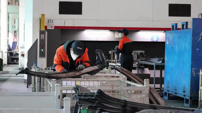 修水縣江西豪斯特汽車零部件有限公司廠房內，工人正在趕制訂單。阮皇勇 攝