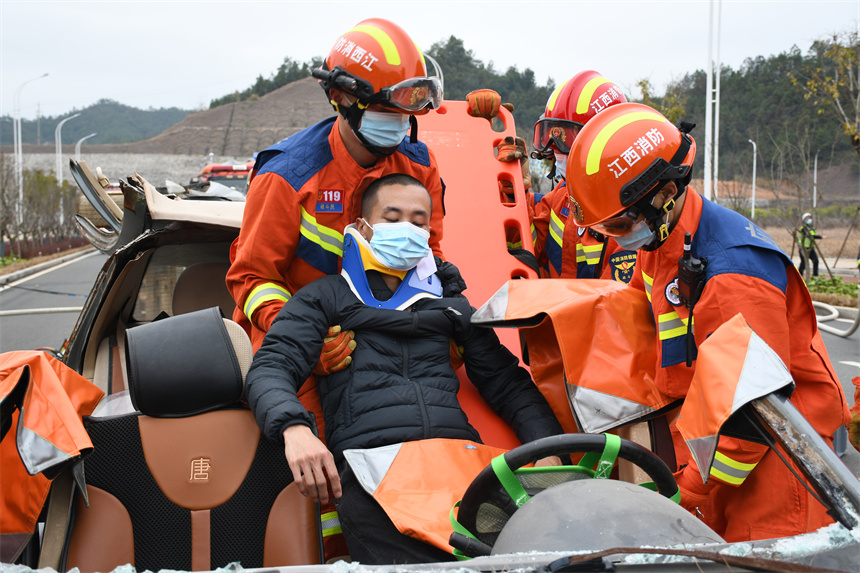 消防员营救被困人员。温太阳摄