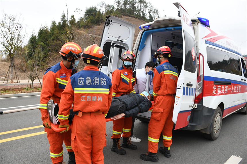 消防员将被困人员交付现场120急救中心。韦清瑜摄