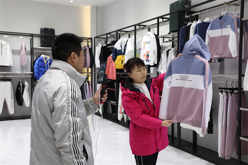 九江市彭泽县定山镇一家数字电商企业直播基地，主播在推介产品。彭琴摄