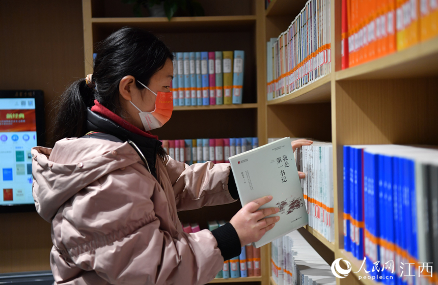 市民正在书架挑选书籍。 人民网 时雨摄