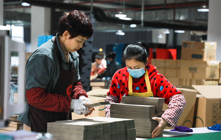 工人们正在赶制产品订单。彭亮摄