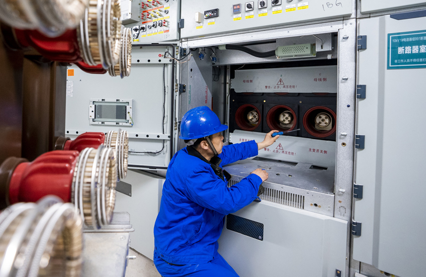 2月7日，在江西省宜春市220千伏醫藥園輸變電工程現場，國網宜春供電公司施工人員正在進行10千伏屏櫃檢查消缺工作，為工程順利投運做最后准備。黃英豪攝