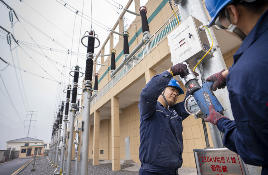 2月7日，在江西省宜春市220千伏醫藥園輸變電工程現場，國網宜春供電公司施工人員正在進行檢查消缺工作，為工程順利投運做最后准備。黃英豪攝