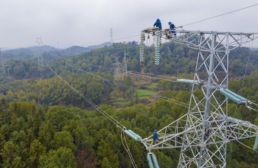 2月7日，國網宜春供電公司施工人員在新建220千伏袁信II線線路上進行附件安裝作業。黃英豪攝